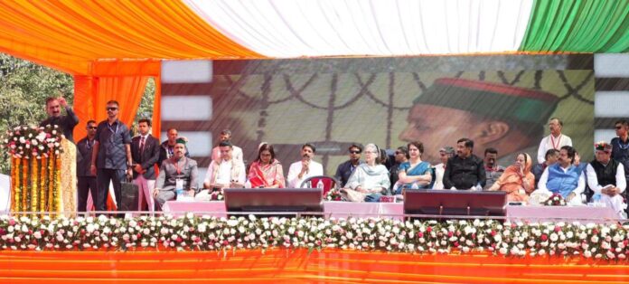 Sonia Gandhi unveils statute of former Chief Minister Virbhadra Singh