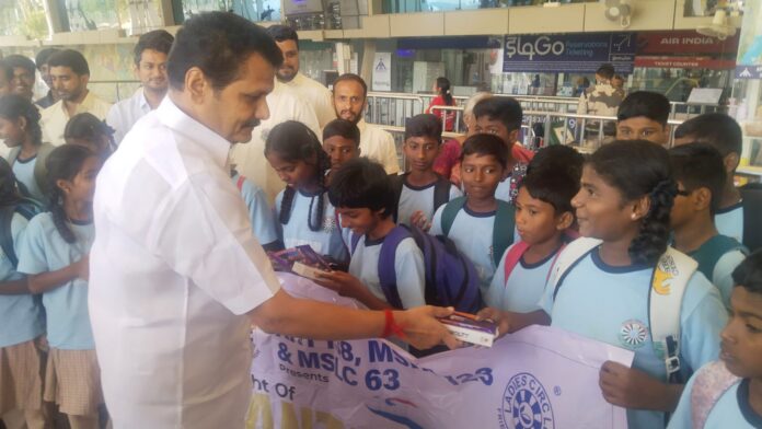 V Senthilbalaji seen greeting the kids